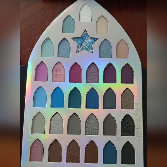 Profusion Dark Castle 32 Shade Palette - Picture 3 of 6